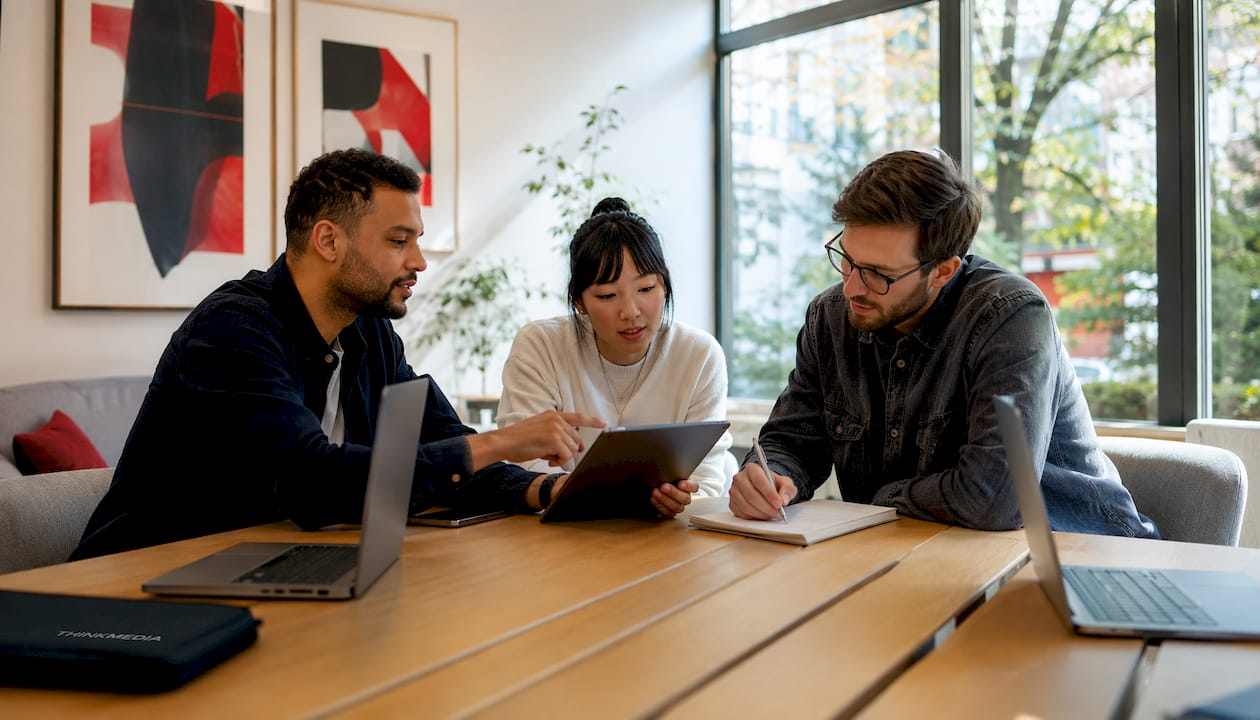Ein engagiertes Team entwickelt gemeinsam innovative Lösungen für digitales, adaptives Lernen.