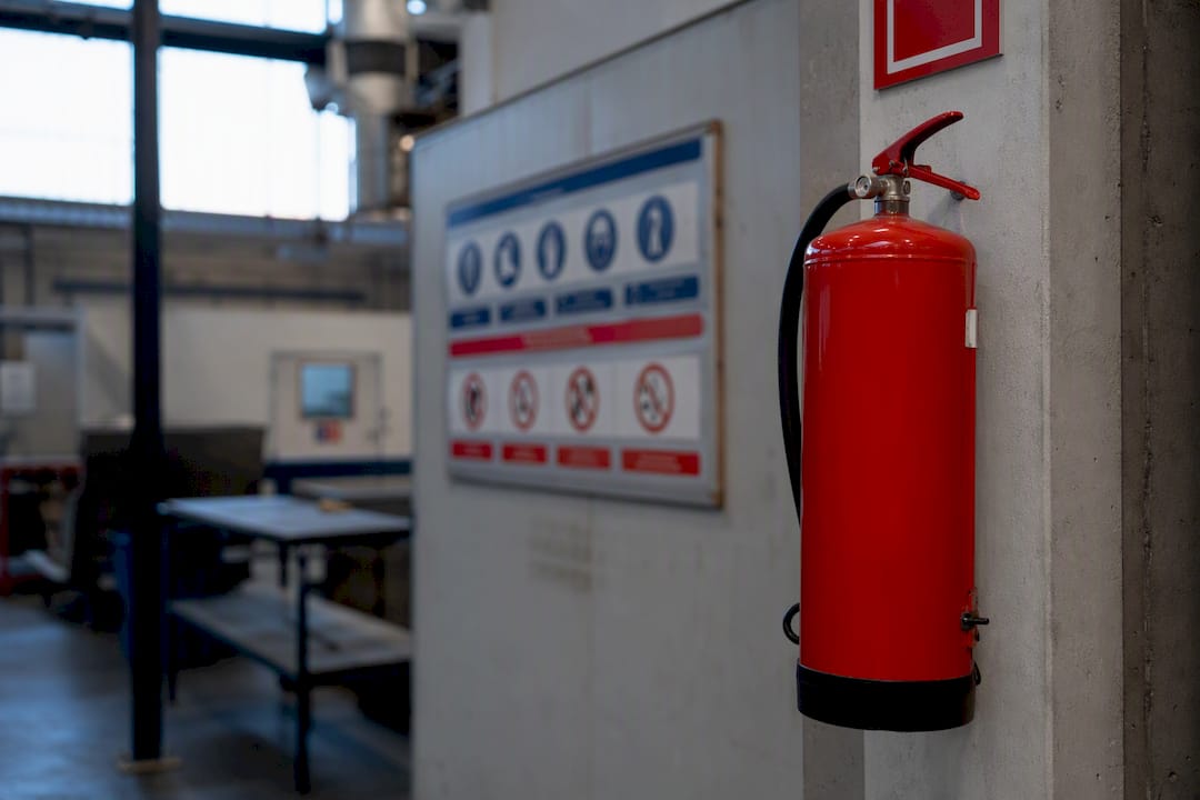 Feuerlöscher am Arbeitsplatz angebracht
