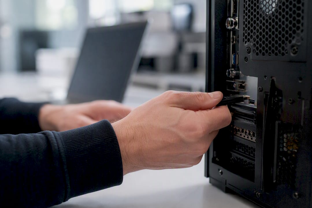 Hände, die einen USB-Stick für den Fallback-Login einstecken