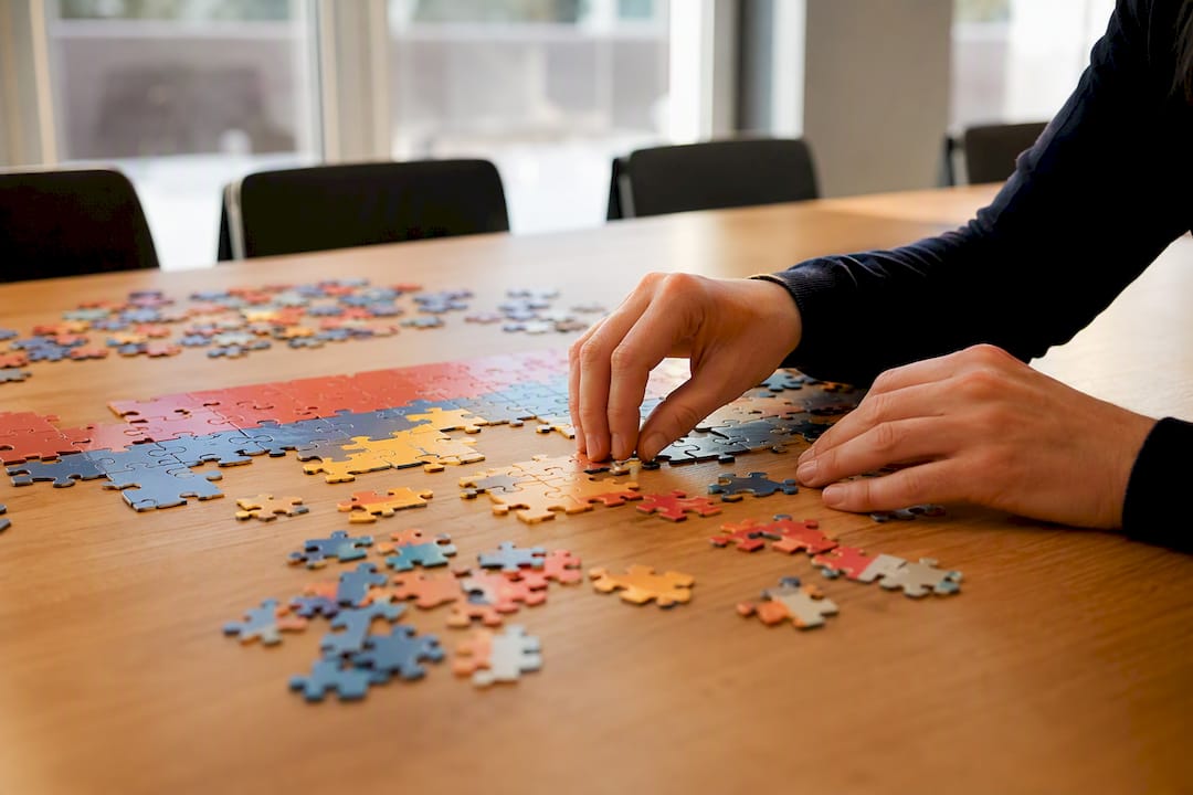 Hände, die Puzzleteile von Fehlerursachen zusammensetzen